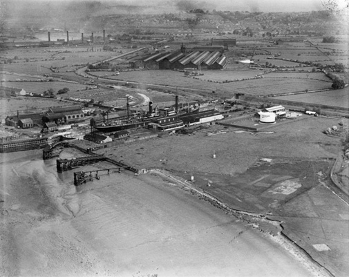 The Union Dry Docks on the east bank, in 1933. 