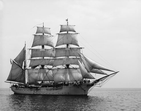 This unidentified US ship shows the barque sail arrangements. 