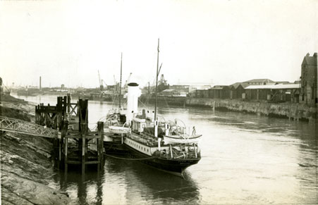 The Glen Usk at the Campbell’s landing stage in 1956