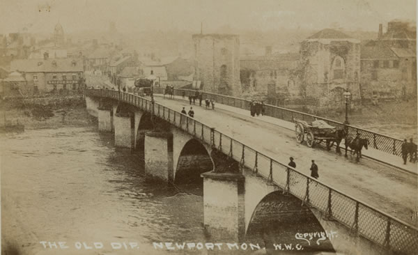 An early photograph of the bridge, clearly showing ‘the dip’, near to the castle.